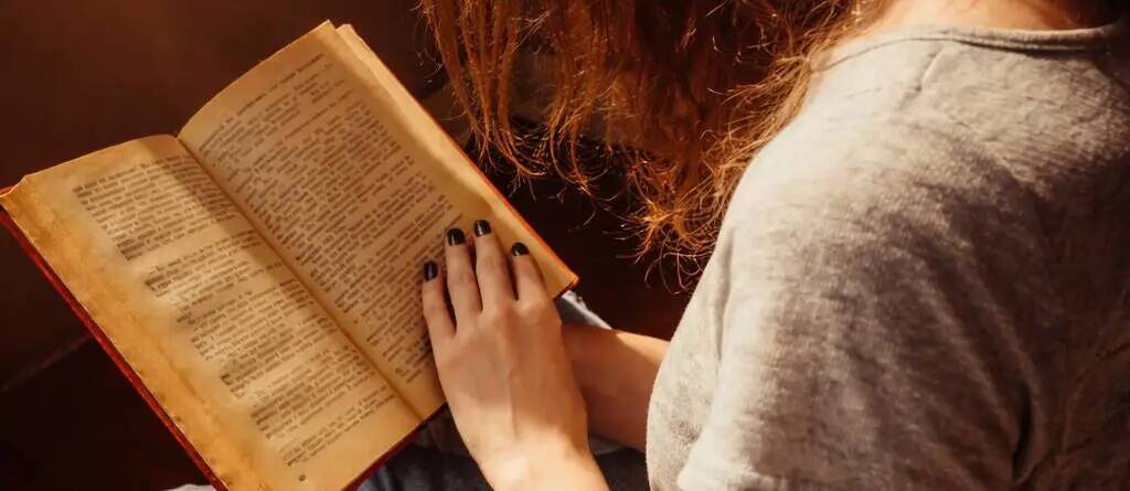 أفضل روايات رومانسية مترجمة: 10 كتب عالمية ستأسرك من الصفحة الأولى حتى الأخيرة - Kootb.com أفضل روايات رومانسية مترجمة: 10 كتب عالمية ستأسرك من الصفحة الأولى حتى الأخيرة